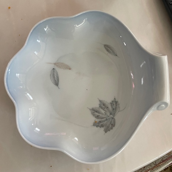 Bing & Grondahl Falling Leaves 7” Shell Bon Bon Porcelain Dish. Perfect Cond. - Picture 2 of 4